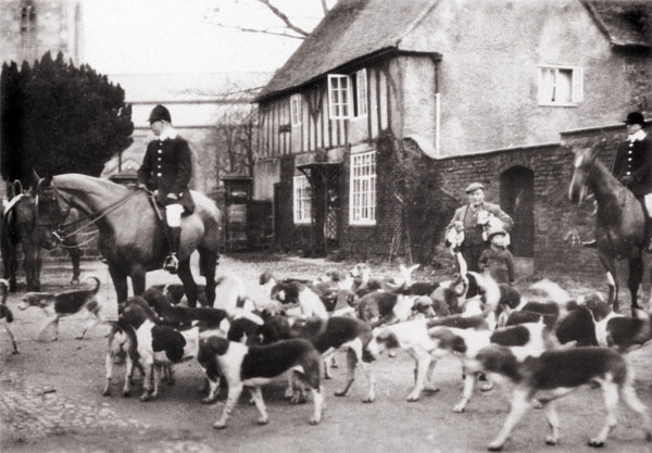 the atherstone hunt outside archers cottage  in 1925