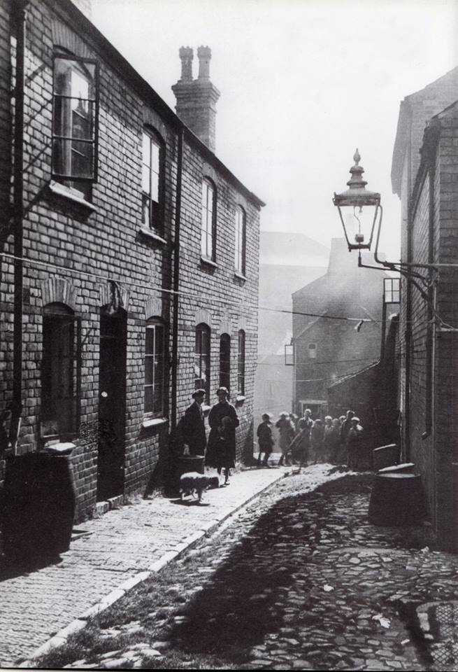 white lion yard that ran between trinity lane and lower bond street, hinckley